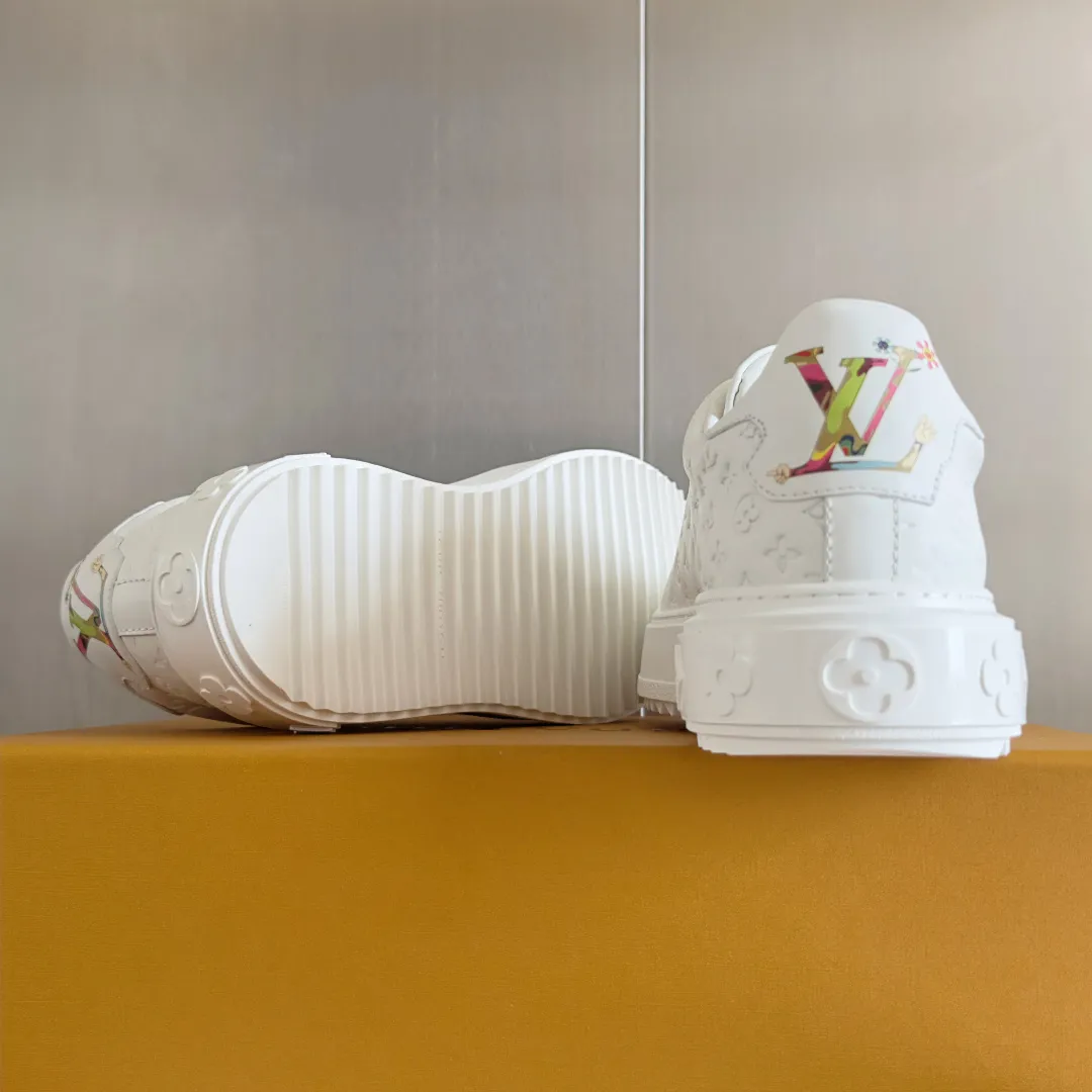 👟👟Ex-factory price 740👟👟 Top version LV Louis Vuitton L House Donkey Brand Stadium Series Casual Sports Shoes White Shoes Dexun Shoes Original purchase, development and production LV Stadium sports shoes are soft cow leather partially embossed with Monogram patterns, reproducing the retro design trend. Monogram canvas trim and toe perforations bring together exquisite details, the tongue is decorated with LV letter label, and the outsole depicts the Louis Vuitton logo. Exquisitely packaged at the delivery counter🛍📦 ▪️ Fabric: Original imported first-layer cowhide ▪️ Lining: Original imported soft sheepskin lining ▪️ Sole: Original open-molded non-slip rubber outsole ▪️ Bottom thickness: 3CM ▪️ Size: Women's 35-41